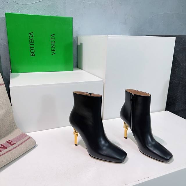 高品质出厂 ！顶级品质bottega Veneta Ss新品爆款方头麻花金属跟高跟女士knot及踝靴短靴。Bv新款鎏金绳结高跟抢手大爆款，Ins&小红书巨多网红