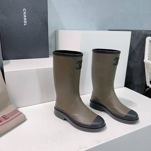 高品质出厂 ！顶级品质chanel香奈儿24Ss秋冬新款小香雨靴长靴！简直太抢手了，官网抢飞起来了 时尚果真是个圈～～兜兜转转又回来了，小时候我们打死都不穿的雨