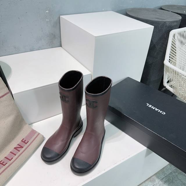 高品质出厂 ！顶级品质chanel香奈儿24Ss秋冬新款小香雨靴长靴！简直太抢手了，官网抢飞起来了 时尚果真是个圈～～兜兜转转又回来了，小时候我们打死都不穿的雨
