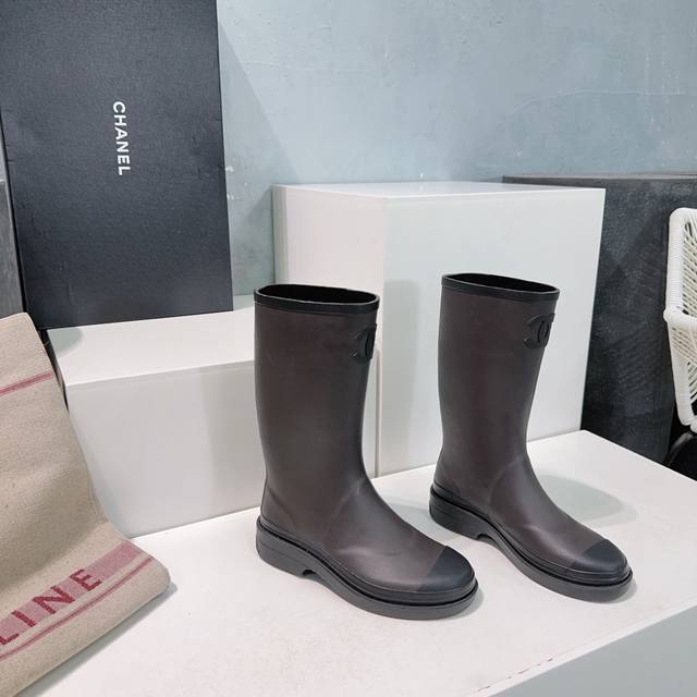 高品质出厂 ！顶级品质chanel香奈儿24Ss秋冬新款小香雨靴长靴！简直太抢手了，官网抢飞起来了 时尚果真是个圈～～兜兜转转又回来了，小时候我们打死都不穿的雨