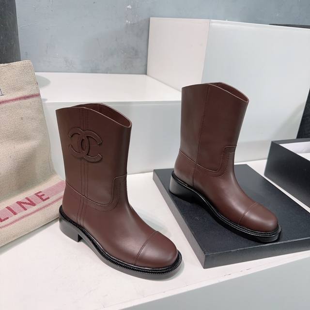 高品质出厂短靴 ！顶级品质chanel香奈儿24Ss秋冬秀场主推新款c家小香一脚蹬骑士靴短靴长靴！ 这款骑士靴真的是帅气时尚的代表，靴筒口双c电绣logo 低调