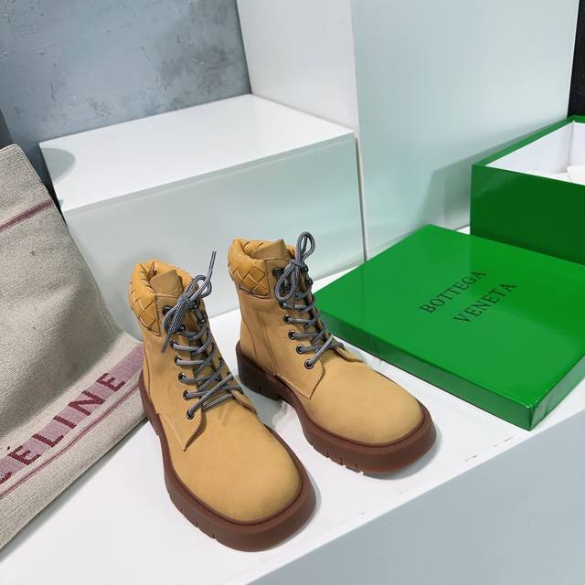 高品质出厂 ！顶级品质bottega Veneta 24Ss秋冬新品短靴踢不烂大黄蜂短靴！ 墙裂推荐 厚底马丁靴 真的满满的酷酷风 休闲又帅气不要太爱 秋冬绝搭