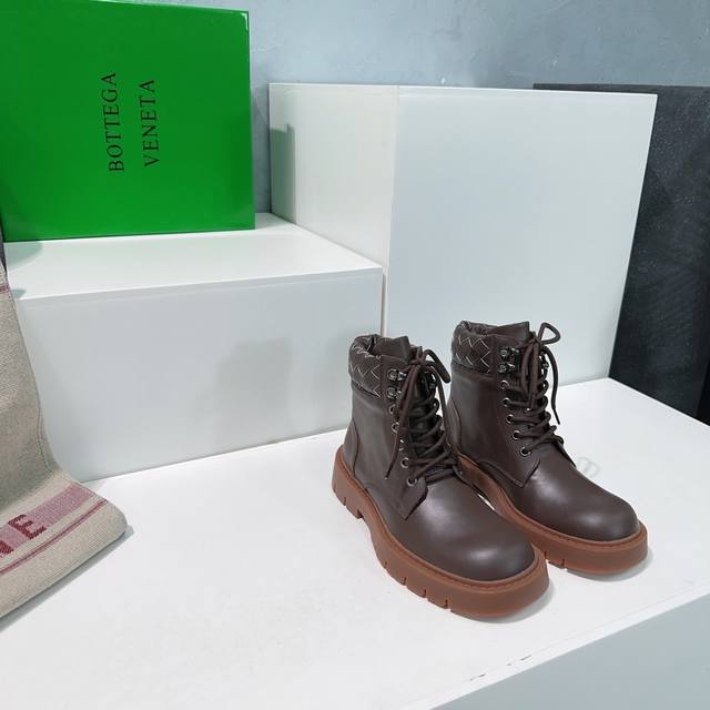 高品质出厂 ！顶级品质bottega Veneta 24Ss秋冬新品短靴踢不烂大黄蜂短靴！ 墙裂推荐 厚底马丁靴 真的满满的酷酷风 休闲又帅气不要太爱 秋冬绝搭