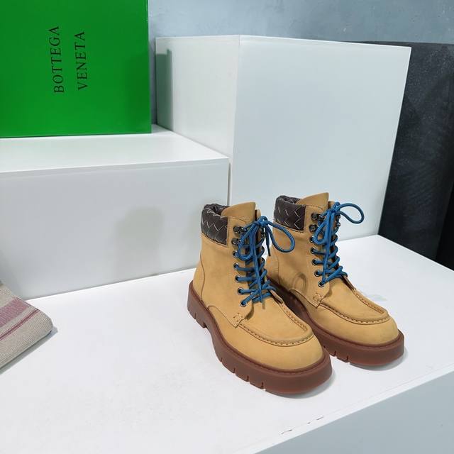 高品质出厂 ！顶级品质bottega Veneta 24Ss秋冬新品短靴踢不烂大黄蜂短靴！ 墙裂推荐 厚底马丁靴 真的满满的酷酷风 休闲又帅气不要太爱 秋冬绝搭