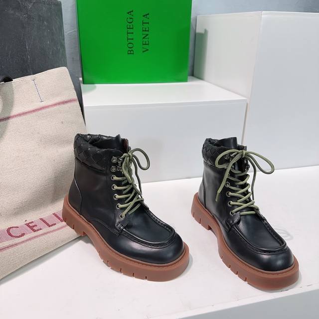 高品质出厂 ！顶级品质bottega Veneta 24Ss秋冬新品短靴踢不烂大黄蜂短靴！ 墙裂推荐 厚底马丁靴 真的满满的酷酷风 休闲又帅气不要太爱 秋冬绝搭