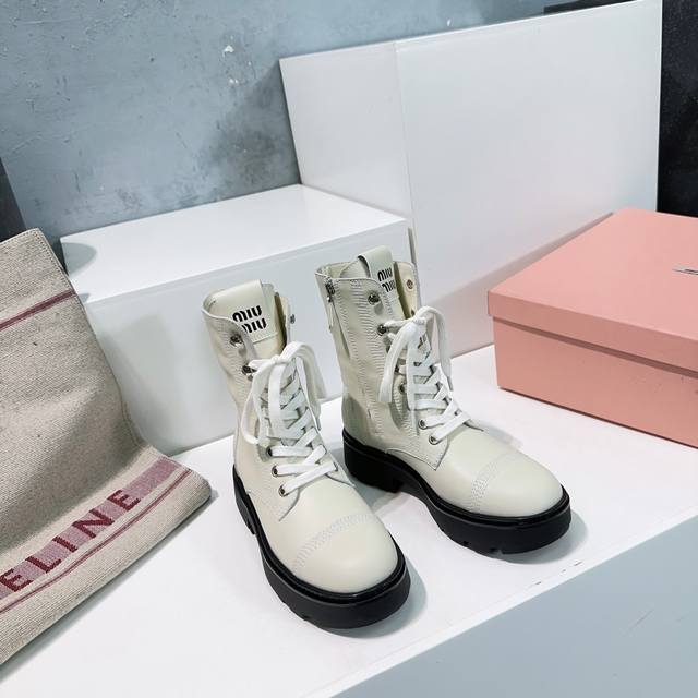 高品质出厂 ！Miumiu缪缪24Ss秋冬新款马丁靴厚底短靴上新 完全原版一比一复刻打造 版型超级正 最新时尚的设计 火遍全网的靴子，上脚又酷又时髦！ 靴筒处独