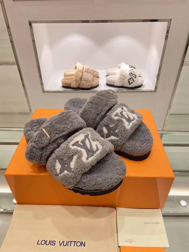 頂级品质 Louis Vuitton Ss New羊毛拖鞋 纯皮毛一体羔羊毛打造！超温暖的感觉，穿上仿佛踩在云朵上lv经典老花装饰，精致高级！让这双毛拖身价陡增