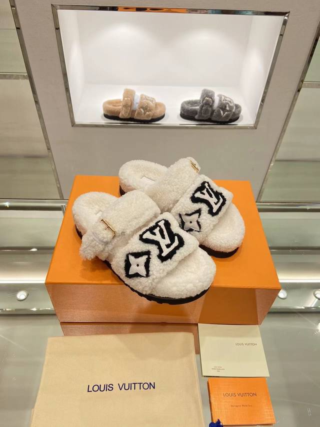 頂级品质 Louis Vuitton Ss New羊毛拖鞋 纯皮毛一体羔羊毛打造！超温暖的感觉，穿上仿佛踩在云朵上lv经典老花装饰，精致高级！让这双毛拖身价陡增