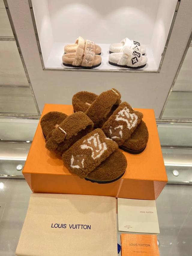 頂级品质 Louis Vuitton Ss New羊毛拖鞋 纯皮毛一体羔羊毛打造！超温暖的感觉，穿上仿佛踩在云朵上lv经典老花装饰，精致高级！让这双毛拖身价陡增