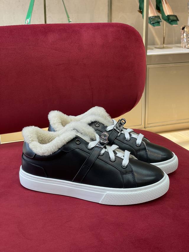 Hermrs Fw22 New Arrival～ H家kelly羊毛运动鞋新品 经典kelly运动鞋搭配羊羔毛，温暖高级 冬季运动鞋决绝子单品！ 顶级精品35-