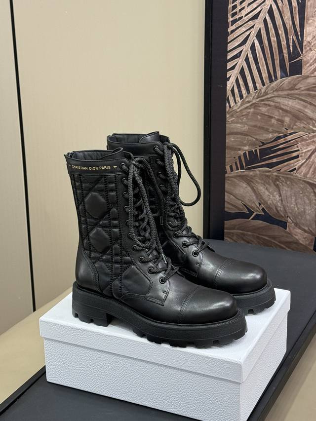 皮里 毛里+30 Dio R Fw24 New Arrival～ Cd 24秋冬机车靴新品 经典d家纹格电绣，精致时髦 小牛皮材质，内里羊皮 Size 35 4