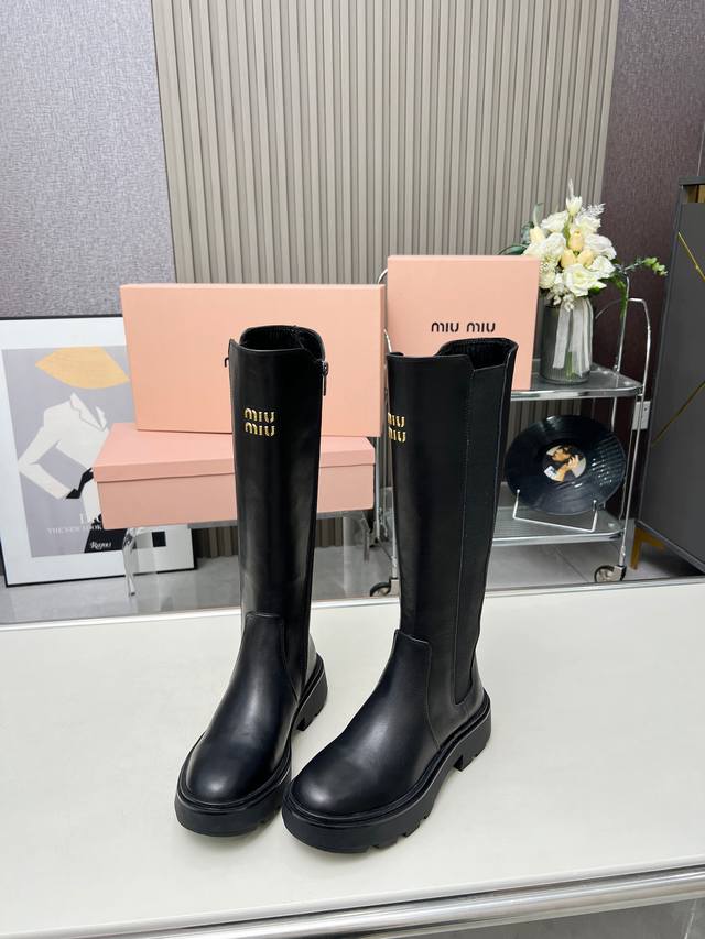 Miumi＊缪缪24Ss明星网红同款秋冬走秀款西部系列 复古机车靴系扣马丁靴 今年最值得入手的靴子 ！超多网红明星上脚 Miumiu今年秋冬确实泰酷辣 秋冬限定
