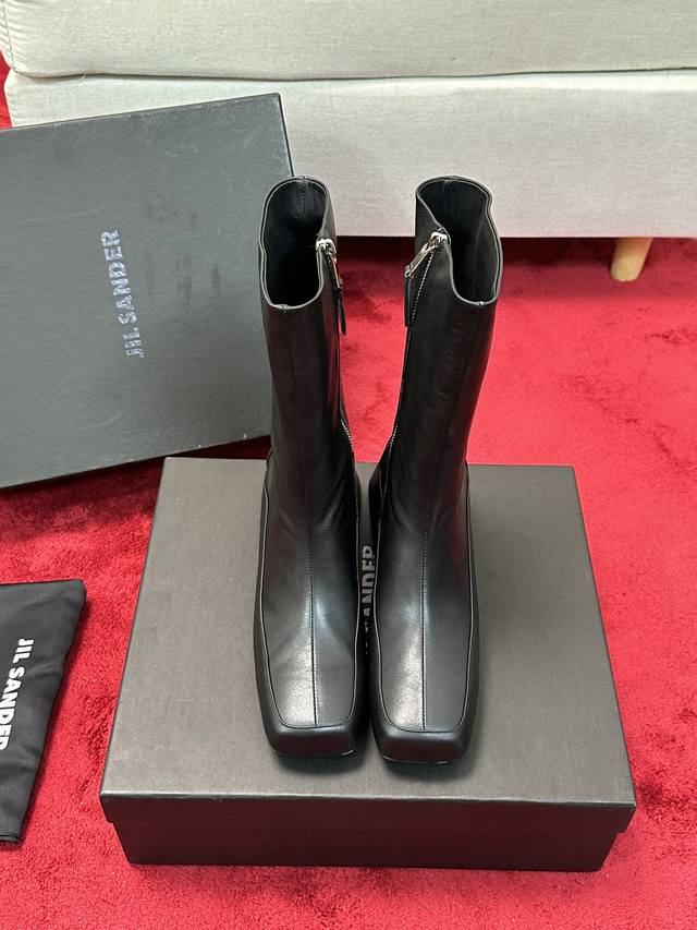 厂价 Ilsander吉尔桑达24Ss 秋冬新品粗跟方头短靴！极简主义炒鸡柔软舒适粗跟时髦精绝对不能错过的必入款！没有任何繁杂装饰，质感极好的vintage感，