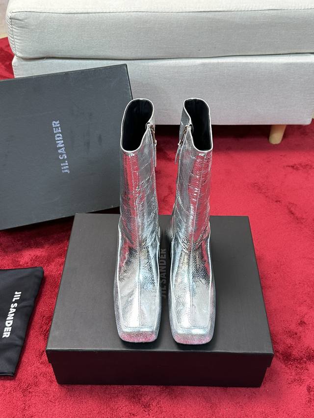厂价 Ilsander吉尔桑达24Ss 秋冬新品粗跟方头短靴！极简主义炒鸡柔软舒适粗跟时髦精绝对不能错过的必入款！没有任何繁杂装饰，质感极好的vintage感，