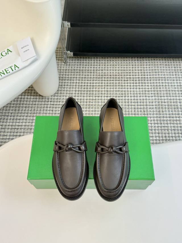 Bottega Venet* 早秋新品 顶级版本 早秋新品 标志性金属质感绳结 老钱风拿捏的妥妥的 鞋面进口小牛皮 内里进口棉羊皮 垫脚进口小牛皮 进口真皮大底