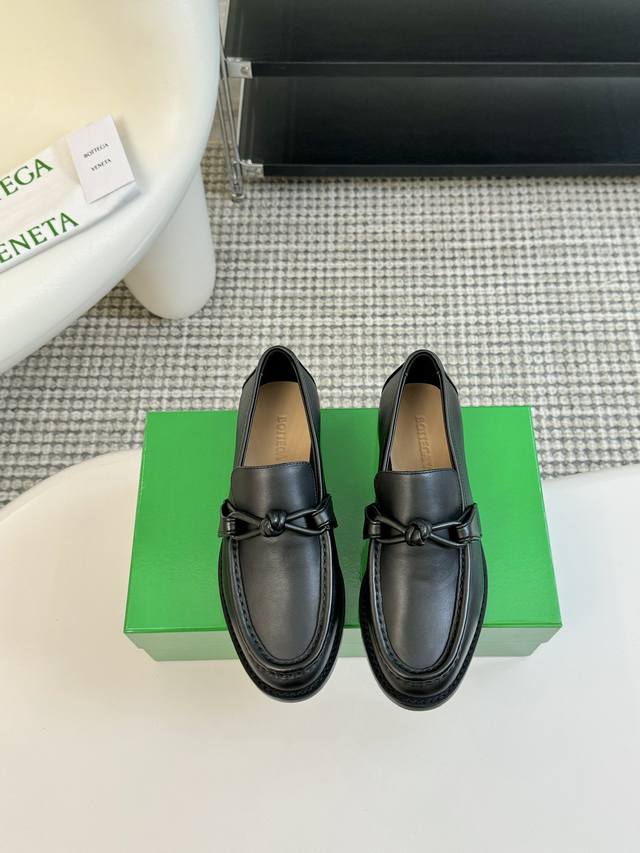 Bottega Venet* 早秋新品 顶级版本 早秋新品 标志性金属质感绳结 老钱风拿捏的妥妥的 鞋面进口小牛皮 内里进口棉羊皮 垫脚进口小牛皮 进口真皮大底