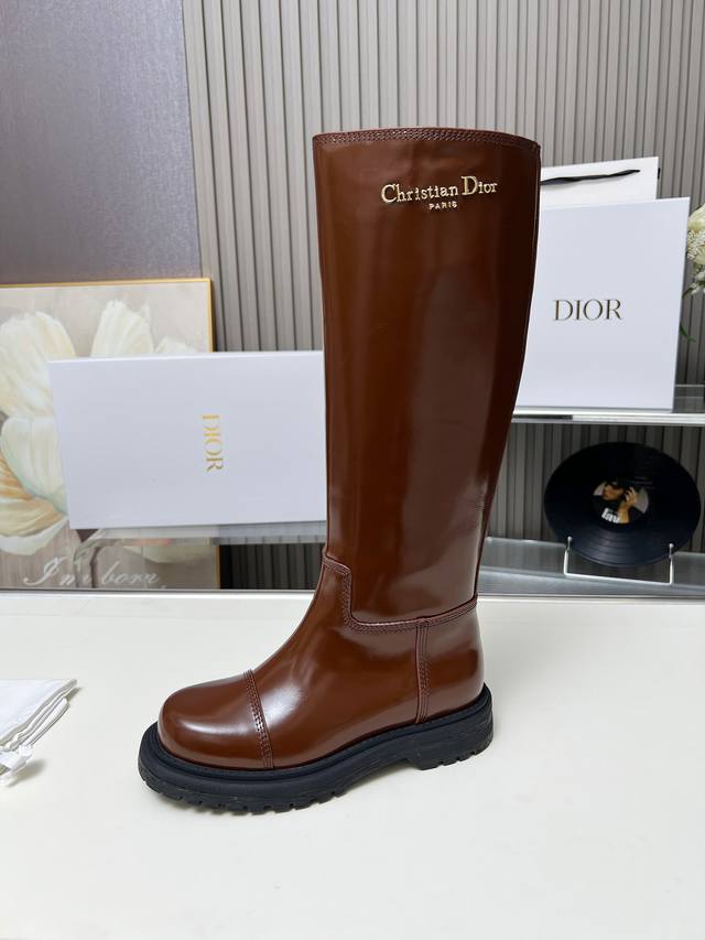 Dior迪奥2025新款靴子 采用别具一格的设计元素打造醒目的外观。采用黑色牛皮革打造，可轻松穿脱。从 Dior Book Tote 手袋汲取灵感，顶部饰以双色
