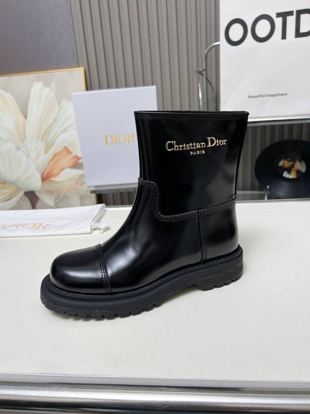 Dior迪奥2025新款靴子 采用别具一格的设计元素打造醒目的外观。采用黑色牛皮革打造，可轻松穿脱。从 Dior Book Tote 手袋汲取灵感，顶部饰以双色