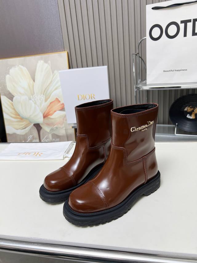 Dior迪奥2025新款靴子 采用别具一格的设计元素打造醒目的外观。采用黑色牛皮革打造，可轻松穿脱。从 Dior Book Tote 手袋汲取灵感，顶部饰以双色