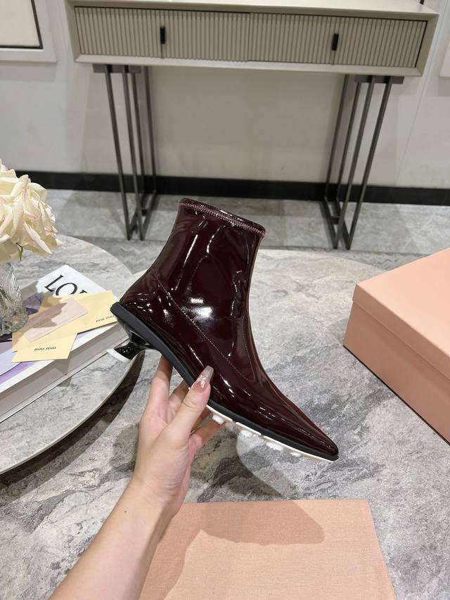 Miumiu#缪缪秋冬新品尖头弹力靴短靴 弹力皮 羊皮内里 垫脚 原版防滑底 跟高约2㎝ 双色发售 码数:35-39 40.41定做