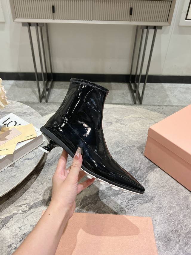 Miumiu#缪缪秋冬新品尖头弹力靴短靴 弹力皮 羊皮内里 垫脚 原版防滑底 跟高约2㎝ 双色发售 码数:35-39 40.41定做