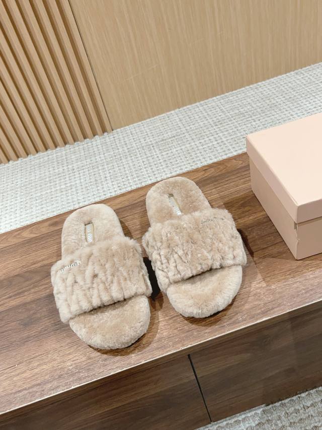 缪缪秋冬新品 顶级工艺打造精品质感，羊毛拖！ 时尚高端上档次 版型线条都是代购级别 超级百搭 经典时尚款 顶级羊毛材质 原版开模防滑大底 高度：3.5Cm Si