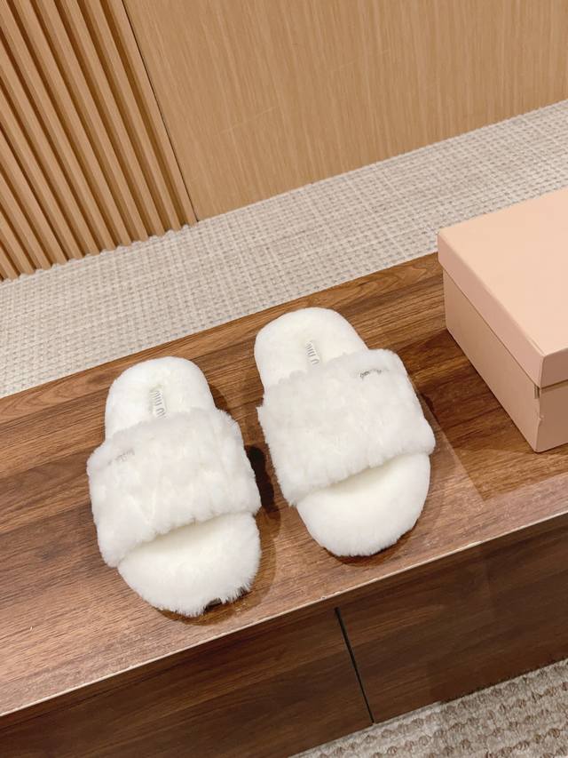 缪缪秋冬新品 顶级工艺打造精品质感，羊毛拖！ 时尚高端上档次 版型线条都是代购级别 超级百搭 经典时尚款 顶级羊毛材质 原版开模防滑大底 高度：3.5Cm Si