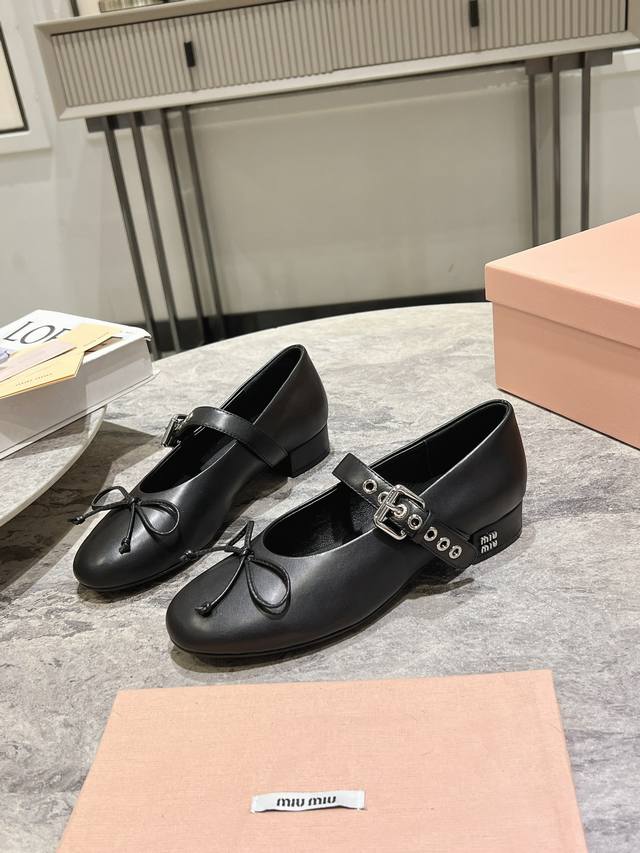 Miumiu缪缪经典芭蕾舞鞋新品 以芭蕾的灵动意韵融于日常，以现代笔触刻画舞鞋经典轮廓！ 皮质款芭蕾舞鞋，从经典日式鞋履汲取灵感，简而不繁适合多种造型，步履之间