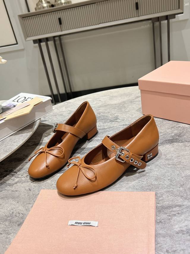 Miumiu缪缪经典芭蕾舞鞋新品 以芭蕾的灵动意韵融于日常，以现代笔触刻画舞鞋经典轮廓！ 皮质款芭蕾舞鞋，从经典日式鞋履汲取灵感，简而不繁适合多种造型，步履之间