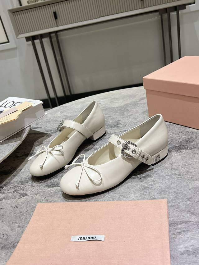 Miumiu缪缪经典芭蕾舞鞋新品 以芭蕾的灵动意韵融于日常，以现代笔触刻画舞鞋经典轮廓！ 皮质款芭蕾舞鞋，从经典日式鞋履汲取灵感，简而不繁适合多种造型，步履之间