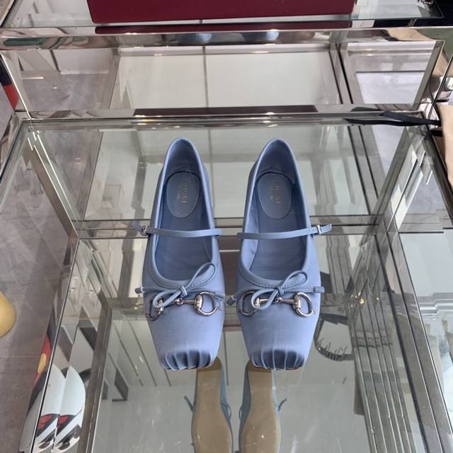 Gucci 古驰 芭蕾鞋 2025早春系列芭蕾鞋 就说今年是芭蕾鞋大年，Gucci 2025早春系列的芭蕾鞋也火了！小方头设计+经典马衔扣，在精致、优雅中又带着