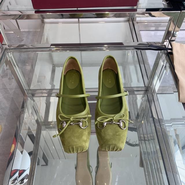 Gucci 古驰 芭蕾鞋 2025早春系列芭蕾鞋 就说今年是芭蕾鞋大年，Gucci 2025早春系列的芭蕾鞋也火了！小方头设计+经典马衔扣，在精致、优雅中又带着