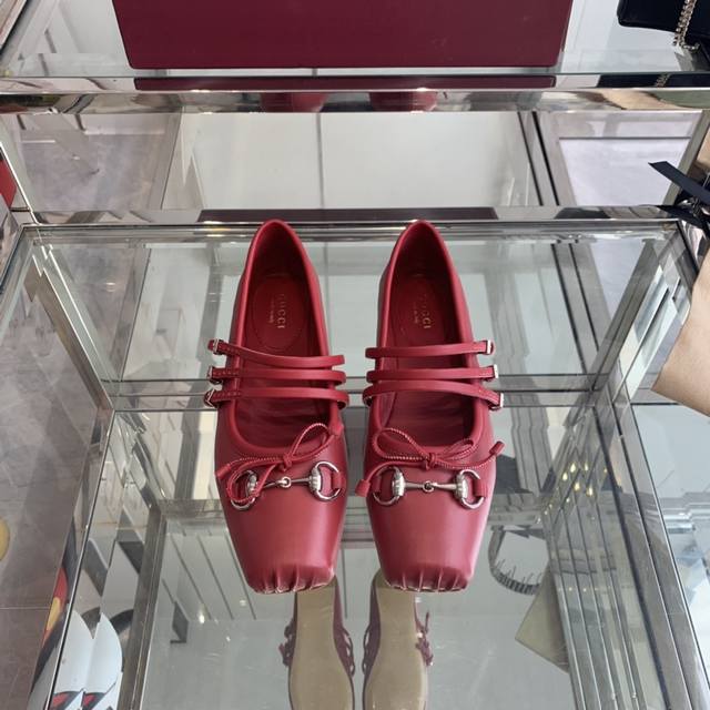 Gucci 古驰 芭蕾鞋 2025早春系列芭蕾鞋 就说今年是芭蕾鞋大年，Gucci 2025早春系列的芭蕾鞋也火了！小方头设计+经典马衔扣，在精致、优雅中又带着