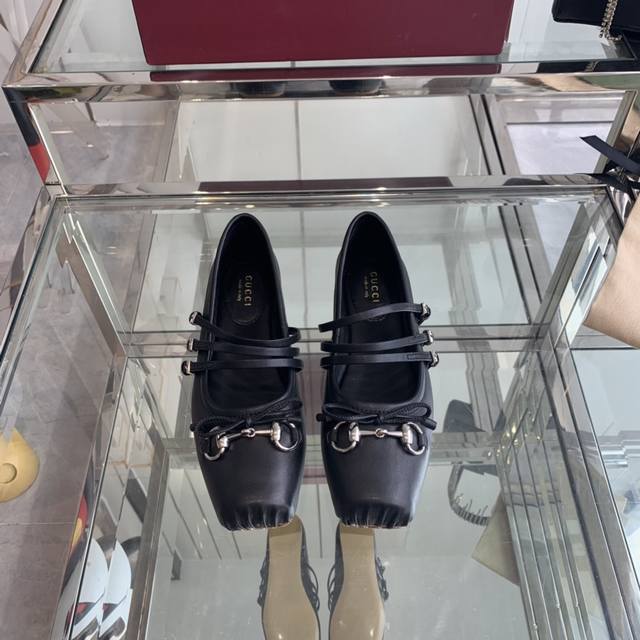 Gucci 古驰 芭蕾鞋 2025早春系列芭蕾鞋 就说今年是芭蕾鞋大年，Gucci 2025早春系列的芭蕾鞋也火了！小方头设计+经典马衔扣，在精致、优雅中又带着