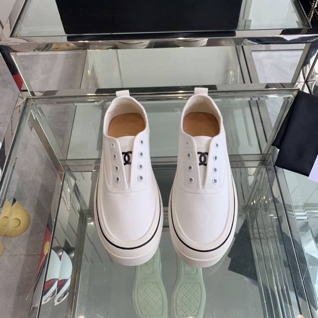 帆布 Chanel 23S隐藏款帆布小白鞋 Vintage感满满，中古复刻款get啦～ 帆布鞋适配春夏，黑白拼接就很chanel。 配合袜子就很复古学院的感觉。