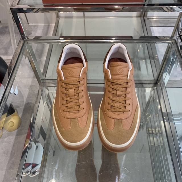 Loro Piana 诺悠翩雅 24Ss 新款lp情侣款德训鞋 休闲板鞋 这款新款绒面革网球鞋采用超低帮设计，适合全年穿着。包边鞋底营造轻松迷人的色彩组合，将功
