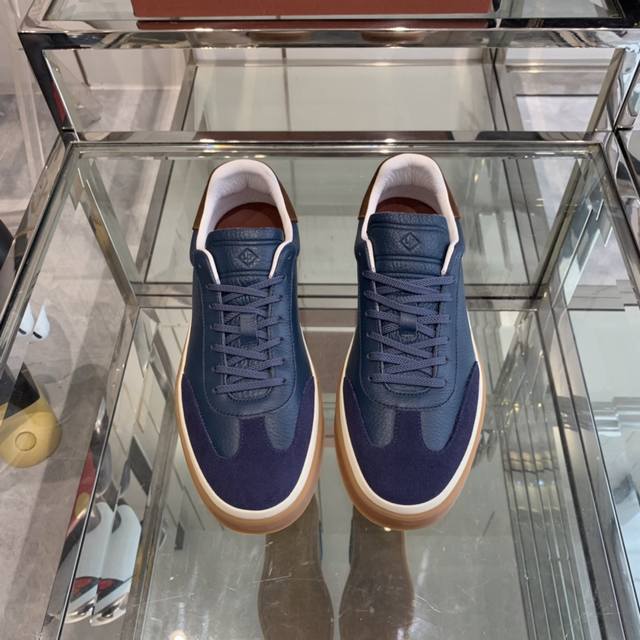 Loro Piana 诺悠翩雅 24Ss 新款lp情侣款德训鞋 休闲板鞋 这款新款绒面革网球鞋采用超低帮设计，适合全年穿着。包边鞋底营造轻松迷人的色彩组合，将功