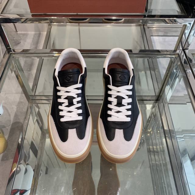 Loro Piana 诺悠翩雅 24Ss 新款lp情侣款德训鞋 休闲板鞋 这款新款绒面革网球鞋采用超低帮设计，适合全年穿着。包边鞋底营造轻松迷人的色彩组合，将功