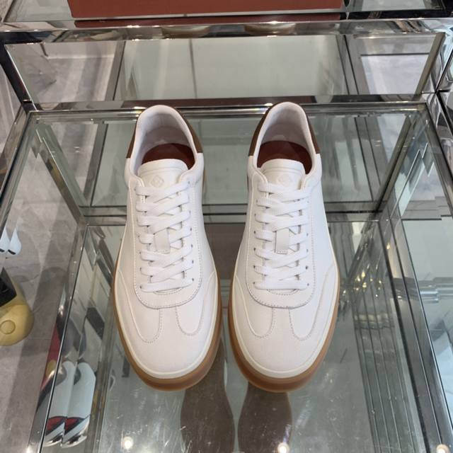 Loro Piana 诺悠翩雅 24Ss 新款lp情侣款德训鞋 休闲板鞋 这款新款绒面革网球鞋采用超低帮设计，适合全年穿着。包边鞋底营造轻松迷人的色彩组合，将功