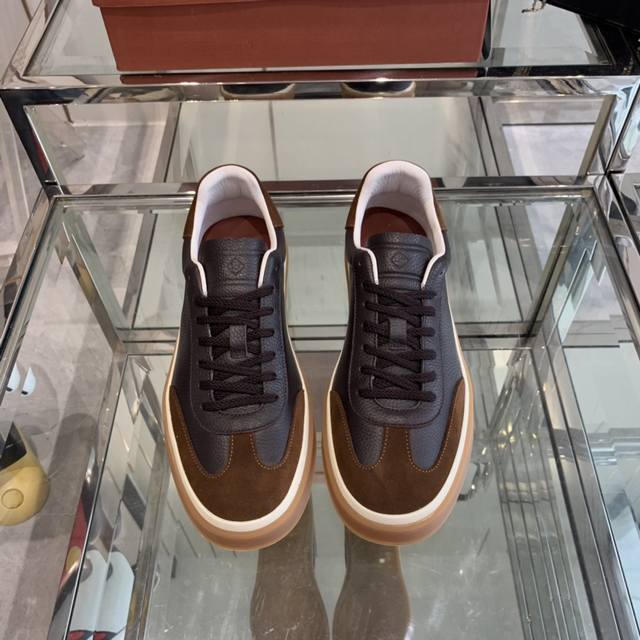 Loro Piana 诺悠翩雅 24Ss 新款lp情侣款德训鞋 休闲板鞋 这款新款绒面革网球鞋采用超低帮设计，适合全年穿着。包边鞋底营造轻松迷人的色彩组合，将功