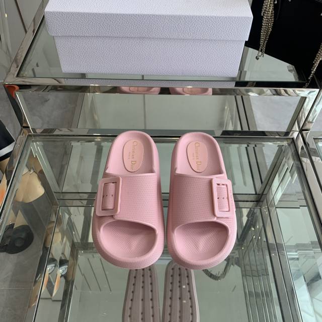 Dior 迪奥 Ss 夏季新款 沙滩拖鞋 夏天到海边度假的最佳选择 这款最得意的设计就是垫脚磨砂面，区别于任何一款果冻鞋，碰水不会滑脚，下雨天或海边游玩穿起来更