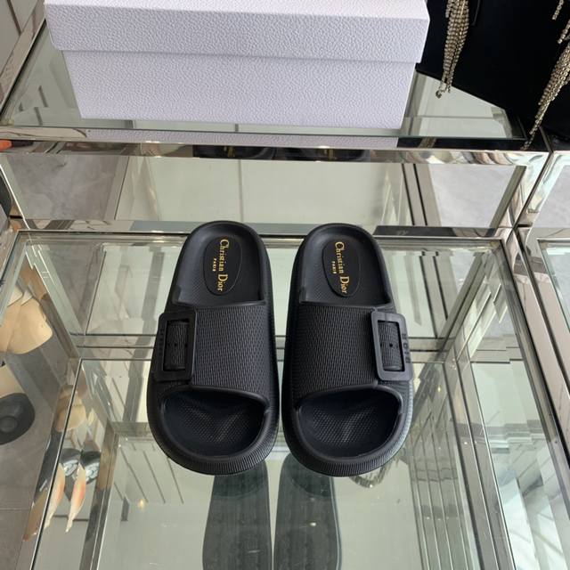 Dior 迪奥 Ss 夏季新款 沙滩拖鞋 夏天到海边度假的最佳选择 这款最得意的设计就是垫脚磨砂面，区别于任何一款果冻鞋，碰水不会滑脚，下雨天或海边游玩穿起来更