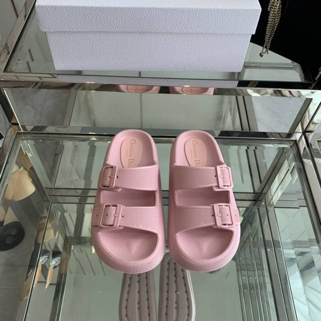 Dior 迪奥 Ss 夏季新款 沙滩拖鞋 夏天到海边度假的最佳选择 这款最得意的设计就是垫脚磨砂面，区别于任何一款果冻鞋，碰水不会滑脚，下雨天或海边游玩穿起来更