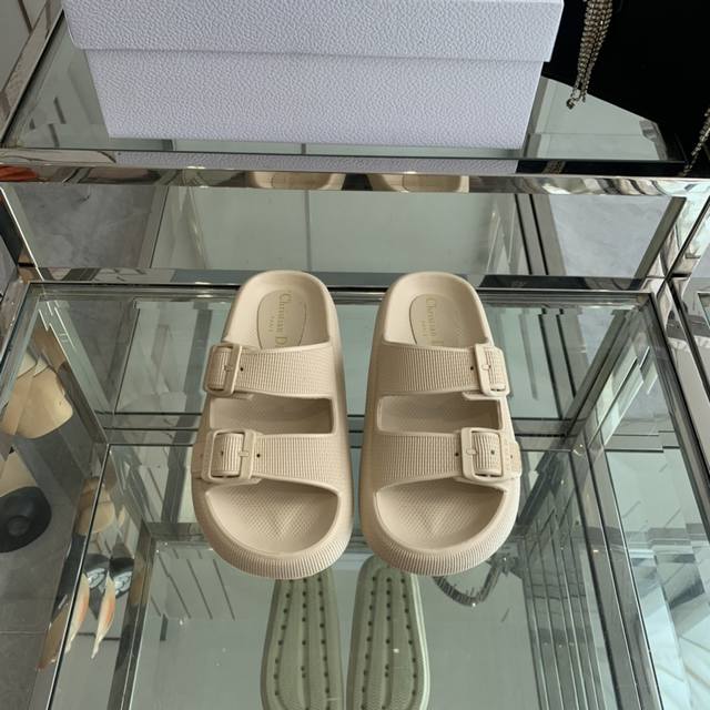 Dior 迪奥 Ss 夏季新款 沙滩拖鞋 夏天到海边度假的最佳选择 这款最得意的设计就是垫脚磨砂面，区别于任何一款果冻鞋，碰水不会滑脚，下雨天或海边游玩穿起来更