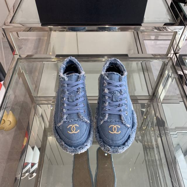 Chanel 香奈儿 24Ss 新款流苏 刺绣 帆布鞋 休闲运动鞋 这款 流苏 厚底运动鞋是一款时尚单品，提升该系列的格调。可为各式休闲造型增添时髦气质 面料: