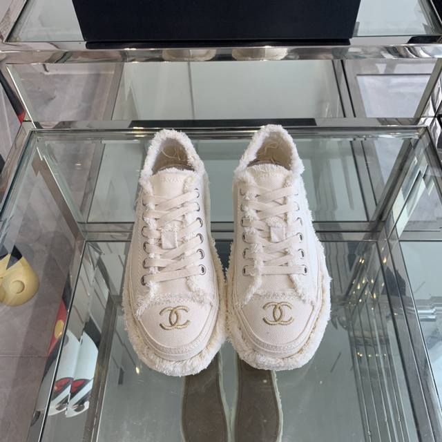 Chanel 香奈儿 24Ss 新款流苏 刺绣 帆布鞋 休闲运动鞋 这款 流苏 厚底运动鞋是一款时尚单品，提升该系列的格调。可为各式休闲造型增添时髦气质 面料: