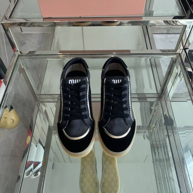 Miu Miu 缪缪 Ss春夏新款 德训鞋 休闲板鞋 这款系带休闲运动鞋妥妥的美式休闲风格日常穿着必选 上脚超级好看舒适经典百搭的绝绝子单品！ 面料：原版进口牛
