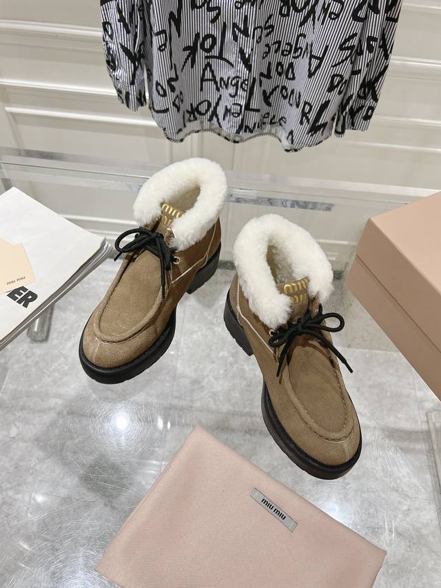 顶级版miumiu*缪缪厚底 秋冬新款复古圆头绑带羊毛里短靴 怎么穿都好看今夏时髦精最爱 看起来不怎么舒服 上脚超级舒服 超级重工 每一双都是独一无二不对寸的擦