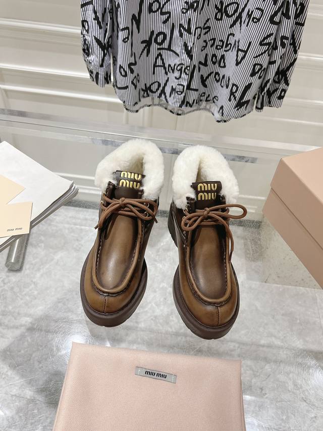 顶级版miumiu*缪缪厚底 秋冬新款复古圆头绑带羊毛里短靴 怎么穿都好看今夏时髦精最爱 看起来不怎么舒服 上脚超级舒服 超级重工 每一双都是独一无二不对寸的擦