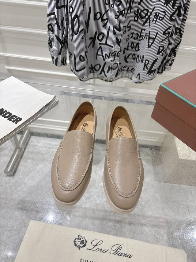 情侣款lp牛皮面系列一脚蹬 秋冬新品发售loro Piana 采用 Wish 羊皮面料制作。鞋面采用独特针织面料制作工艺，全方位一比一复原专柜工艺流程！中底部全